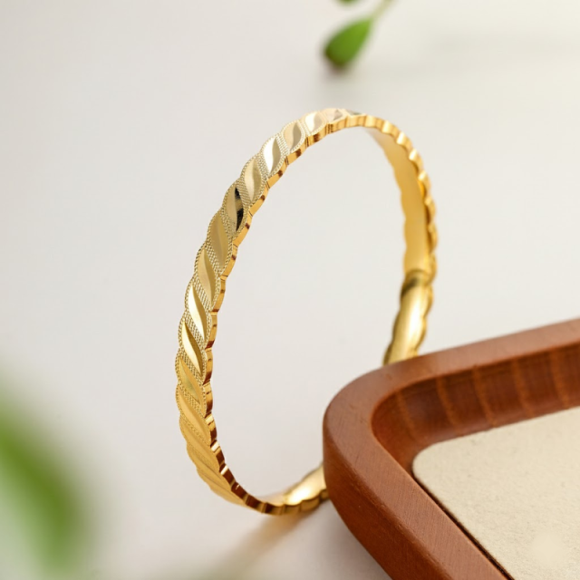 Elegant Gold-Tone Autumn Bracelet