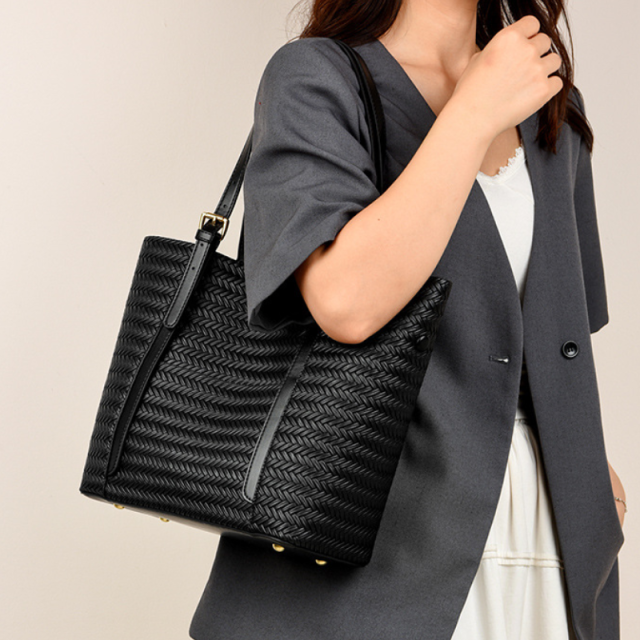 Woven Elegance Large Capacity Fashion Tote Bag
