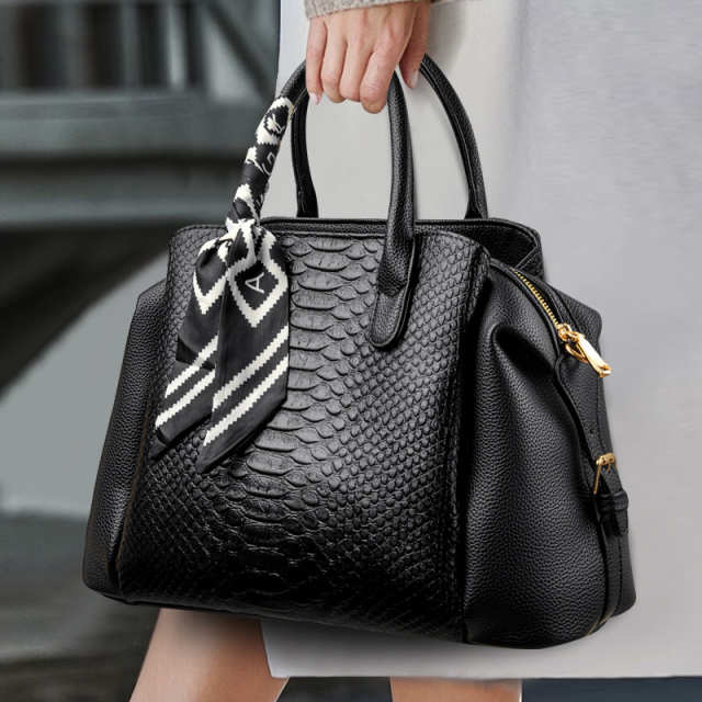 Elegant Crocodile Pattern Large Capacity Leather Handbag