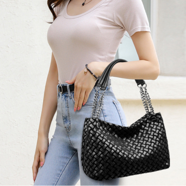 Retro Woven One Shoulder Bag