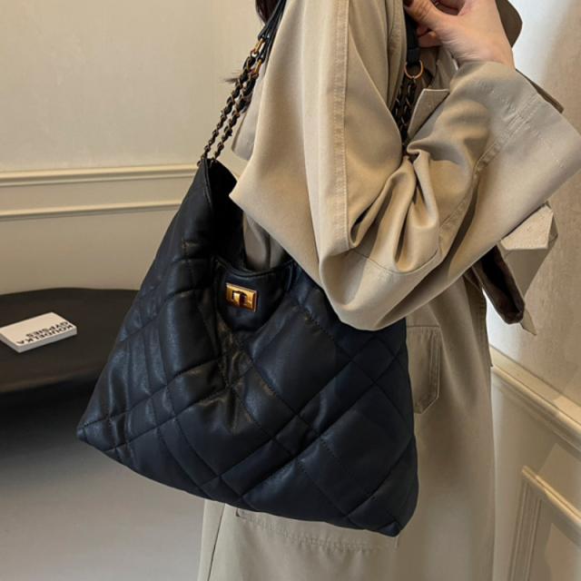 Signature Quilt Clasp Shoulder Bag