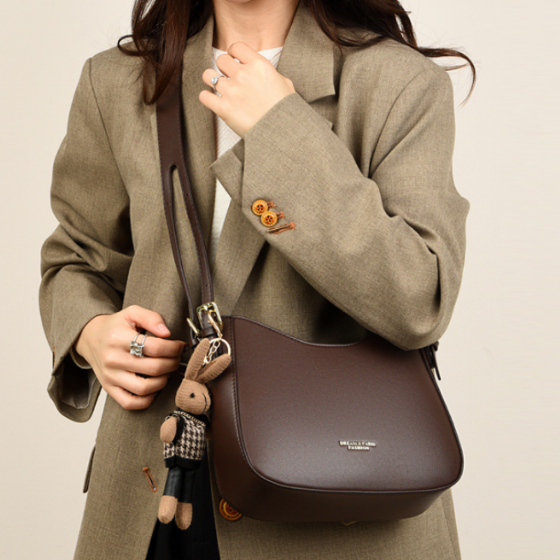 Elara Minimal Charm Women’s Shoulder Bag